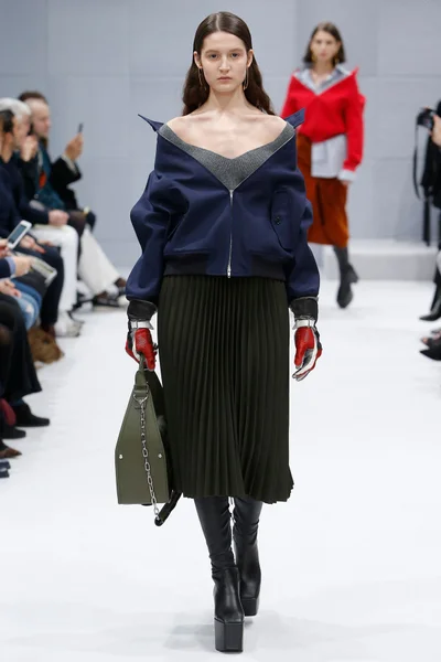Look 16